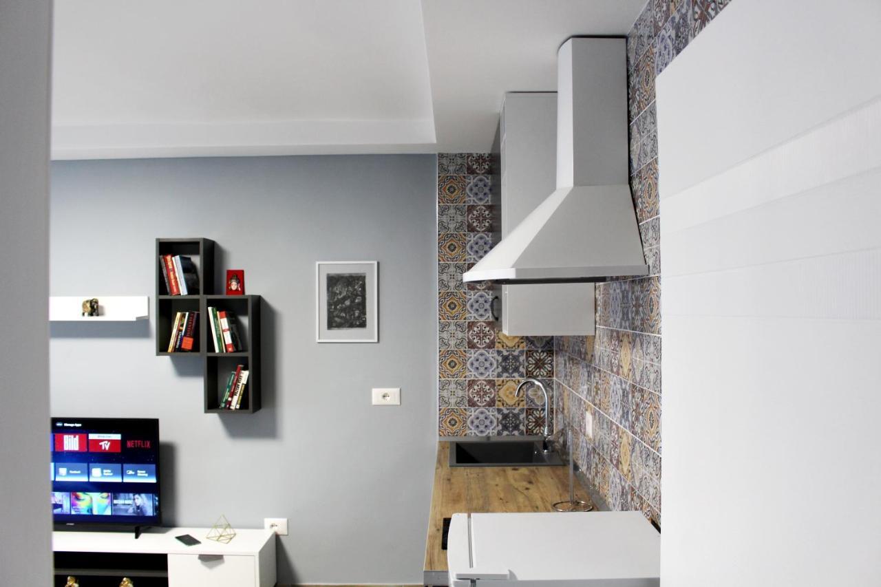 2V1 - Blloku Bkt Apartman Tirana Kültér fotó